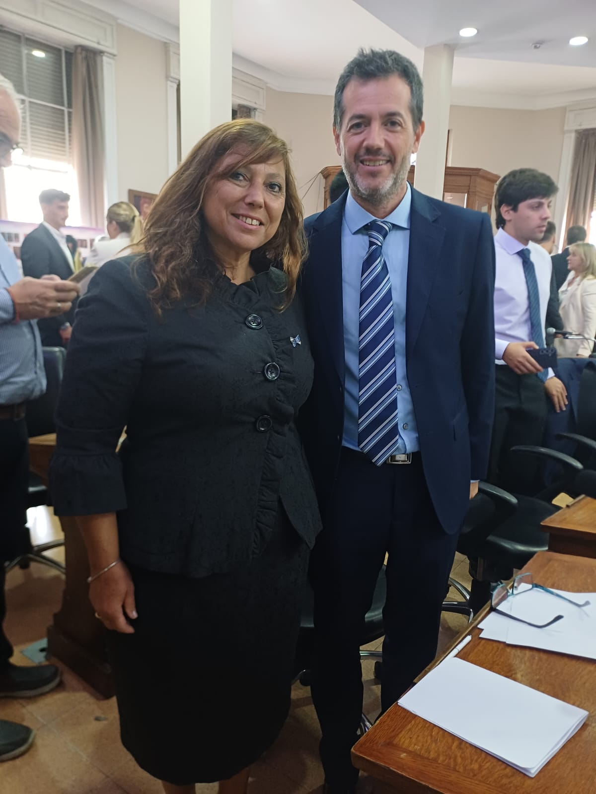 Martín junto a una vecina en un encuentro institucional